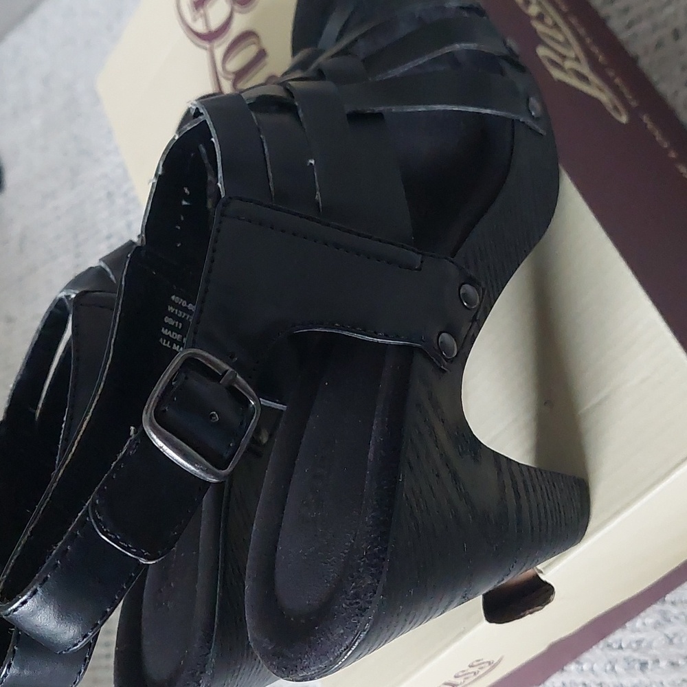 BASS women's black leather sandals size 8